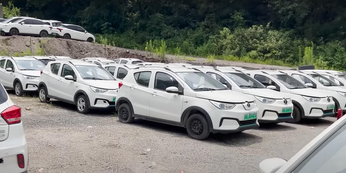 Därför står övergivna elbilar på hög i Kina