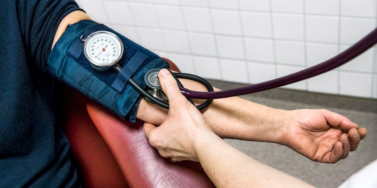 En ny studie kopplar covid-19 till utveckling av högt blodtryck