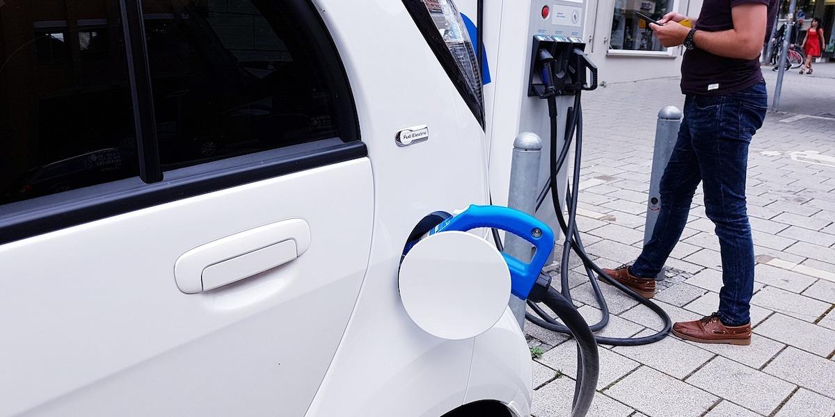 Sälj el från din elbils batteri – tjäna tusenlappar