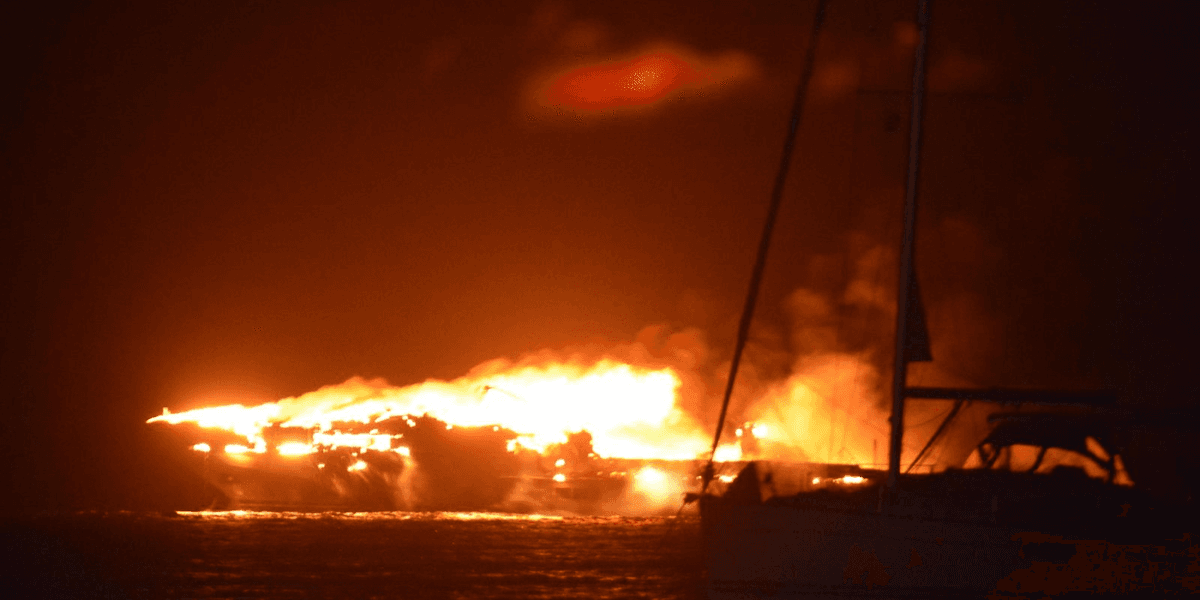 Superyacht sjönk efter brand