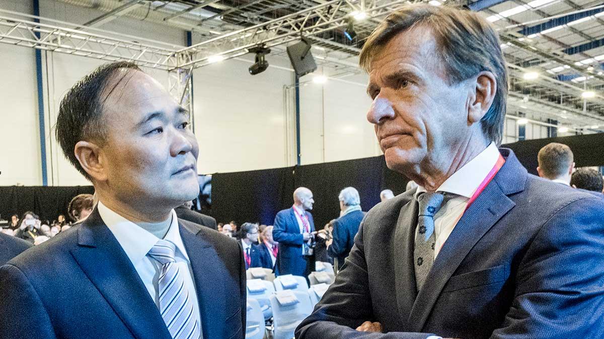 På bild: Geelys ordförande Li Shufu och Håkan Samuelsson