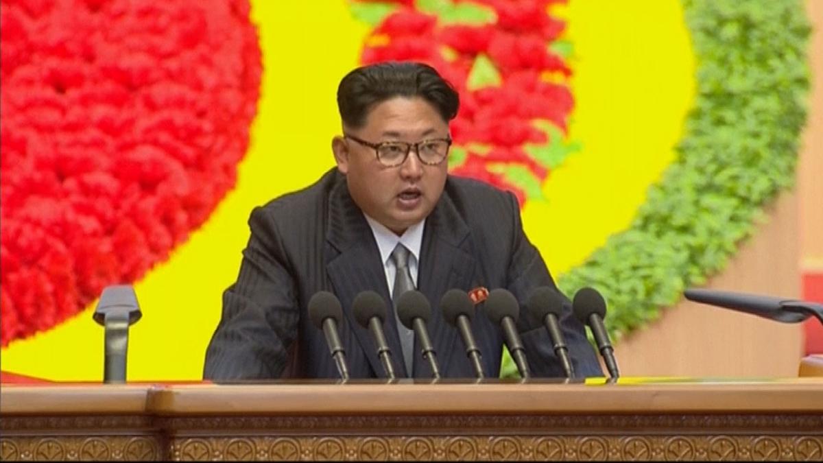 Kim Jong-Un uppmanar folket att äta hundkött för att slippa gå hungriga. (Foto: TT)