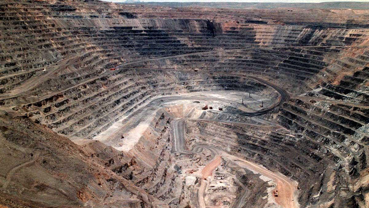 Newmont Mining har stoppat produktionen vid en guldgruva i Ghana efter att taket på den rasat in och sex personer dött. På bild: Newmont Minings anläggning i Nevada i USA. (Foto: TT)