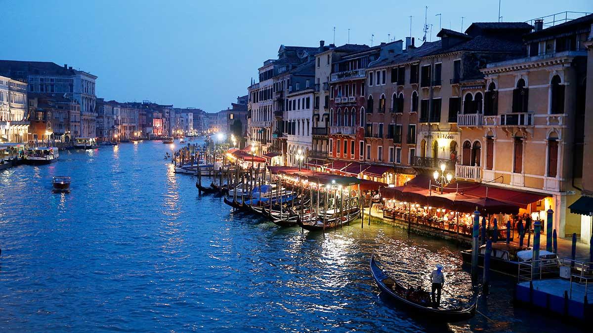 Turisterna i Venedig - gondolernas stad - har fått en folkmobb mot sig. (TT)