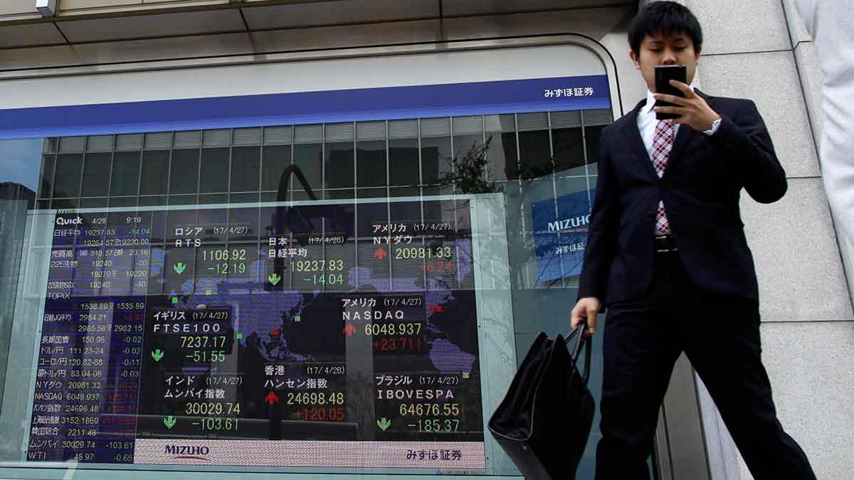 Japanbörsen stiger nu på måndagsmorgonen, det finns framför allt två skäl till det. (Foto: TT)