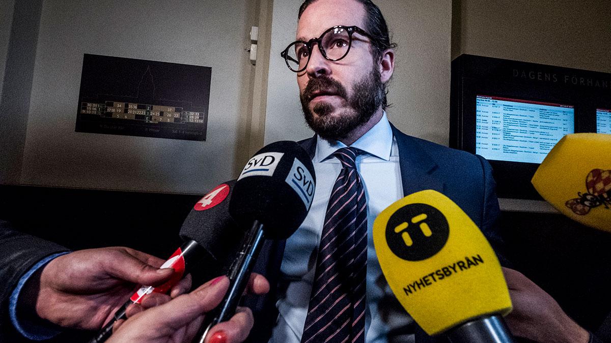 Alexander Ernstbergers advokat Slobodan Jovicic vid den första häktningsförhandlingen i Stockholms tingsrätt mot han klient. (Foto: TT)