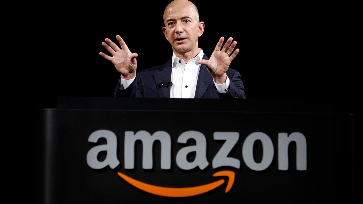 Amazon med bossen Jeff Bezos säsongsanställer 100 000 till årets julhandel. (Foto: TT)