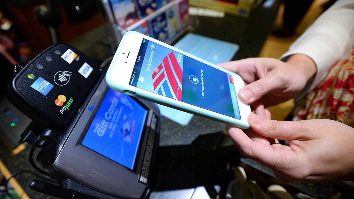 NFC-chippet som finns i iPhone kommer snart kunna öppna husdörrar och bildörrar samt användas för att betala för bilresor. I dagsläget används det främst för köp via Apple Pay. (bilden (Foto: TT)