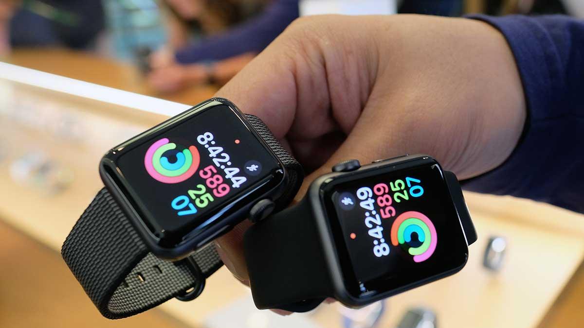Apple Watch har lyckats upptäcka ojämn hjärtrytm som kan kräva mer övervakning. (Foto: TT)