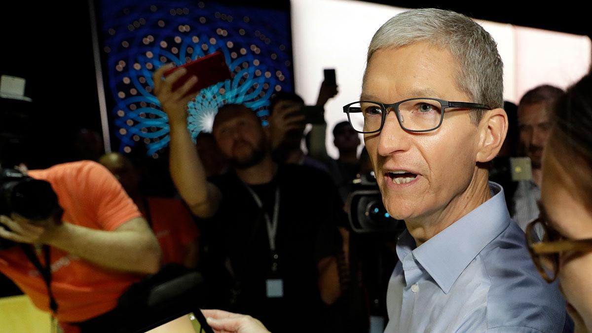 Apple vinstvarnar på grund av coronaviruset i Kina. På bilden syns teknikjättens vd Tim Cook. (Foto: TT)