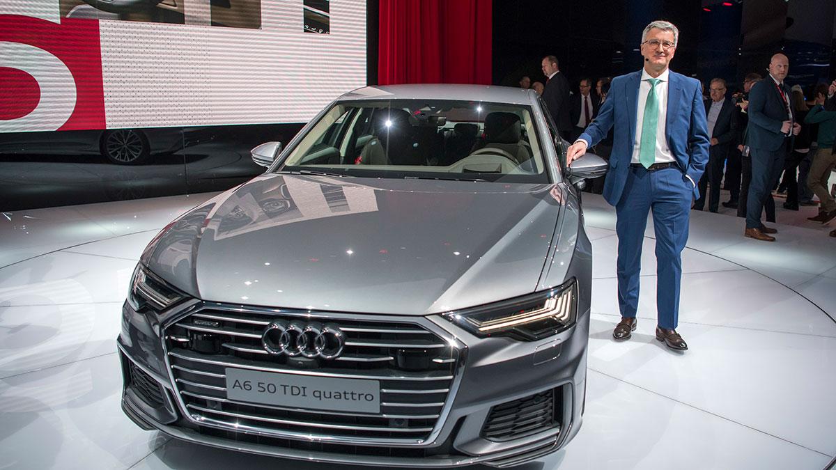 Audichefen Rupert Stadler med den nya versionen av Audi A6 på bilsalongen i Genève. (Foto: TT)