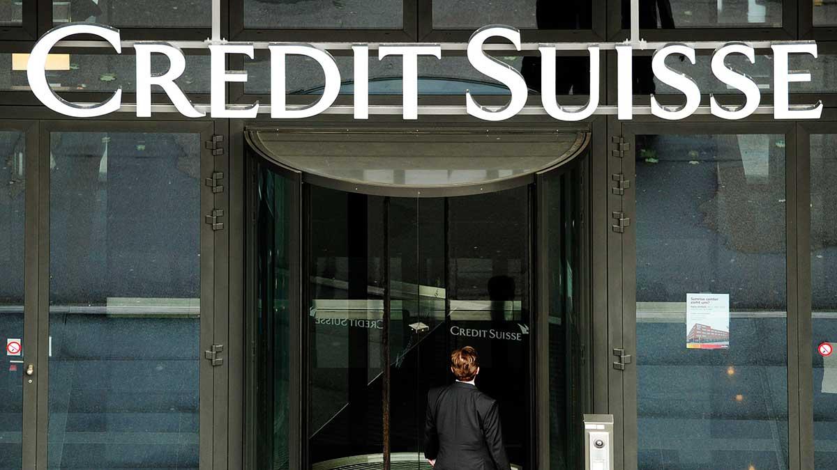 Tre tidigare anställda vid investmentbanken Credit Suisse har arresterats i London. De misstänks för ett bedrägeri på 2 miljarder dollar. (Foto: TT)