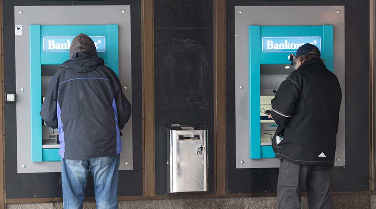 Just nu går det inte att ut pengar på en enda bankomat i hela Sverige