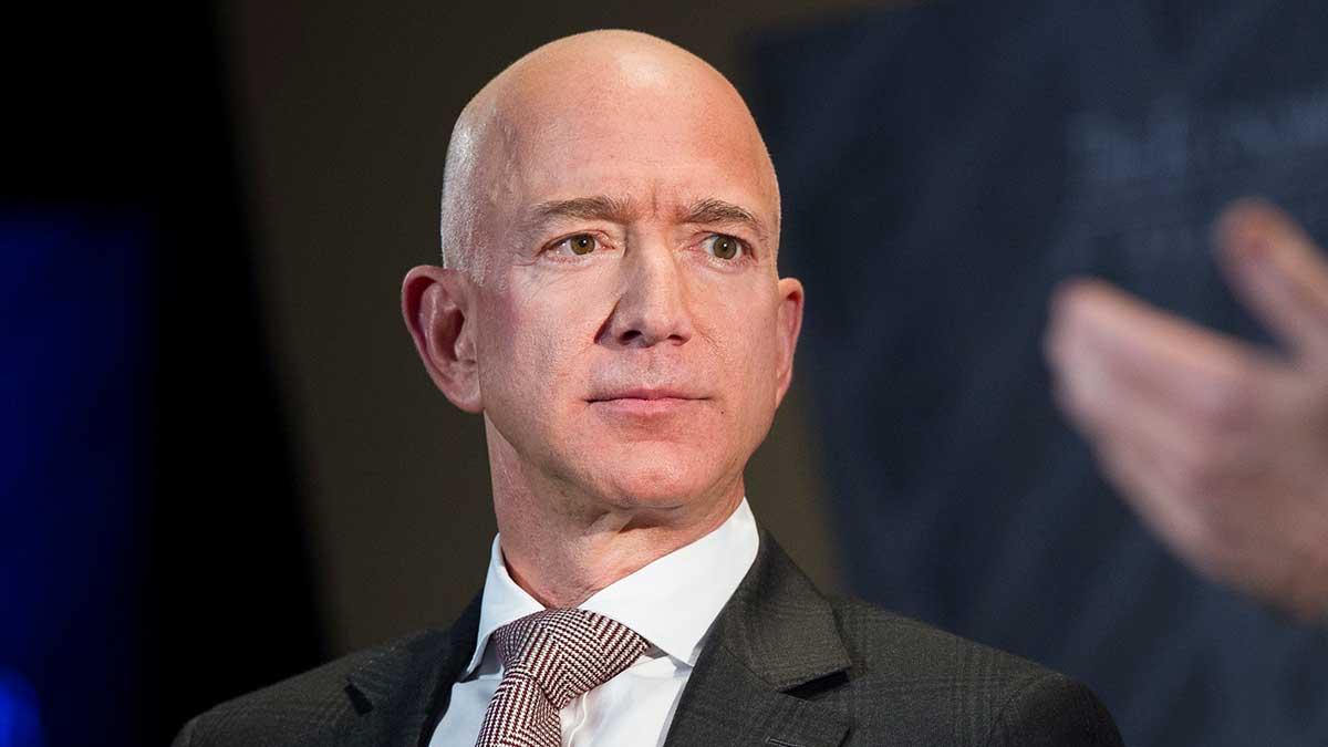Amazon med bossen Jeff Bezos har det just nu tufft i Indien. (Foto: TT)