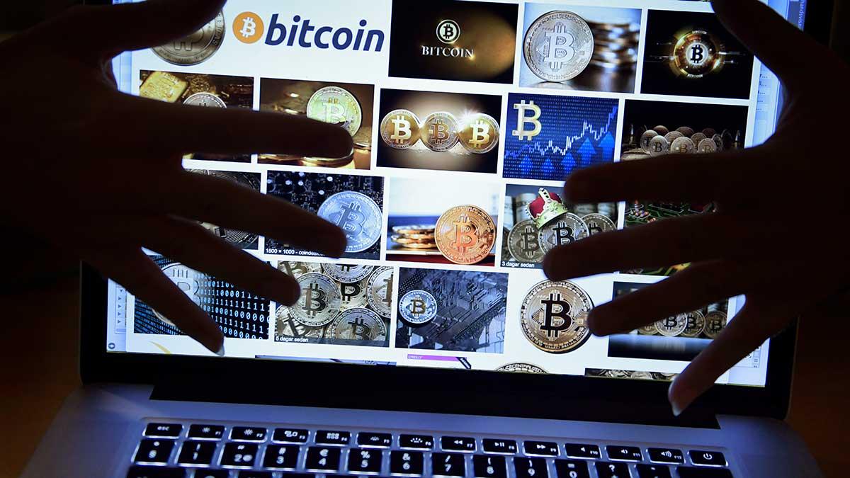 Den anonyme innovatören Satoshi Nakamoto är en hårsmån från att bräda H&M-ägaren Stefan Persson på Forbes lista. (Foto: TT)