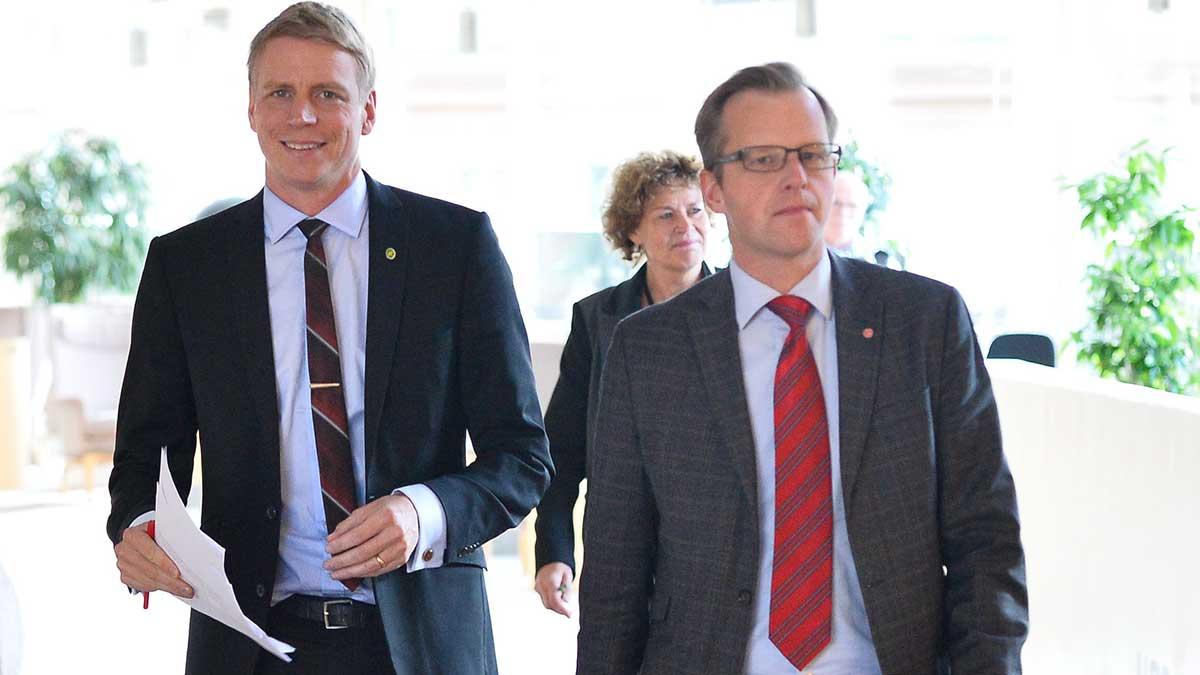 Per Bolund (MP) och Mikael Damberg (S) lägger nu fram ett förslag på skattelättnader för personaloptioner. (Foto: TT)