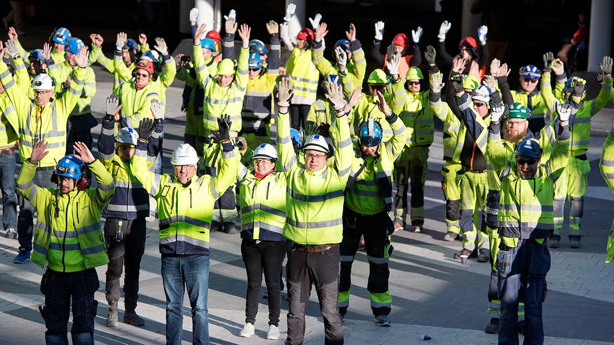 Byggbolaget Skanska öppnar starkt på tisdagens Stockholmsbörs. På bilden kör medarbetare från Skanska morgongymnastik på Sergels torg i Stockholm. (Foto: TT)