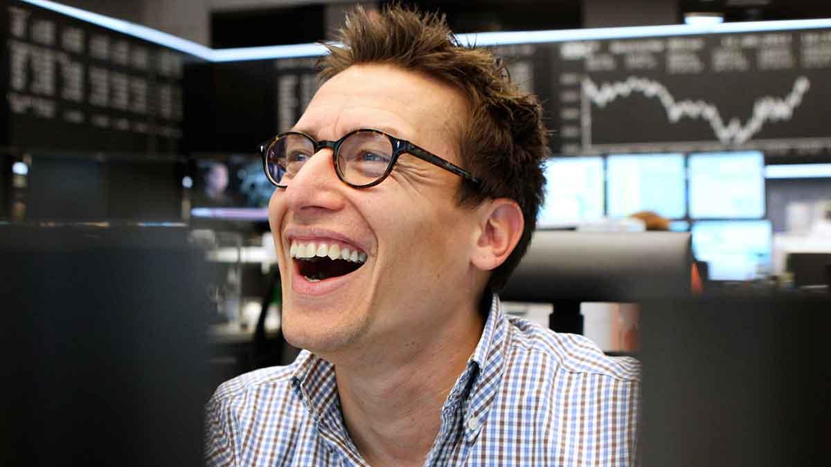 Ett gott skratt förlänger livet. På samma sätt förlängs din tillvaro på börsen med trygga aktier. (Foto: TT)