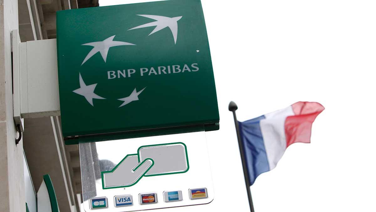 Den franska bankjätten BNP Paribas får betala 90 miljoner dollar i böter i en förlikning. Bakgrunden är anklagelser om manipulation. (Foto: TT)
