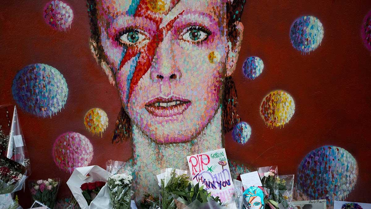 David Bowies designmöbler går nu under klubban. Världsstjärnan avled 69 år gammal i januari i år i cancer. (TT)
