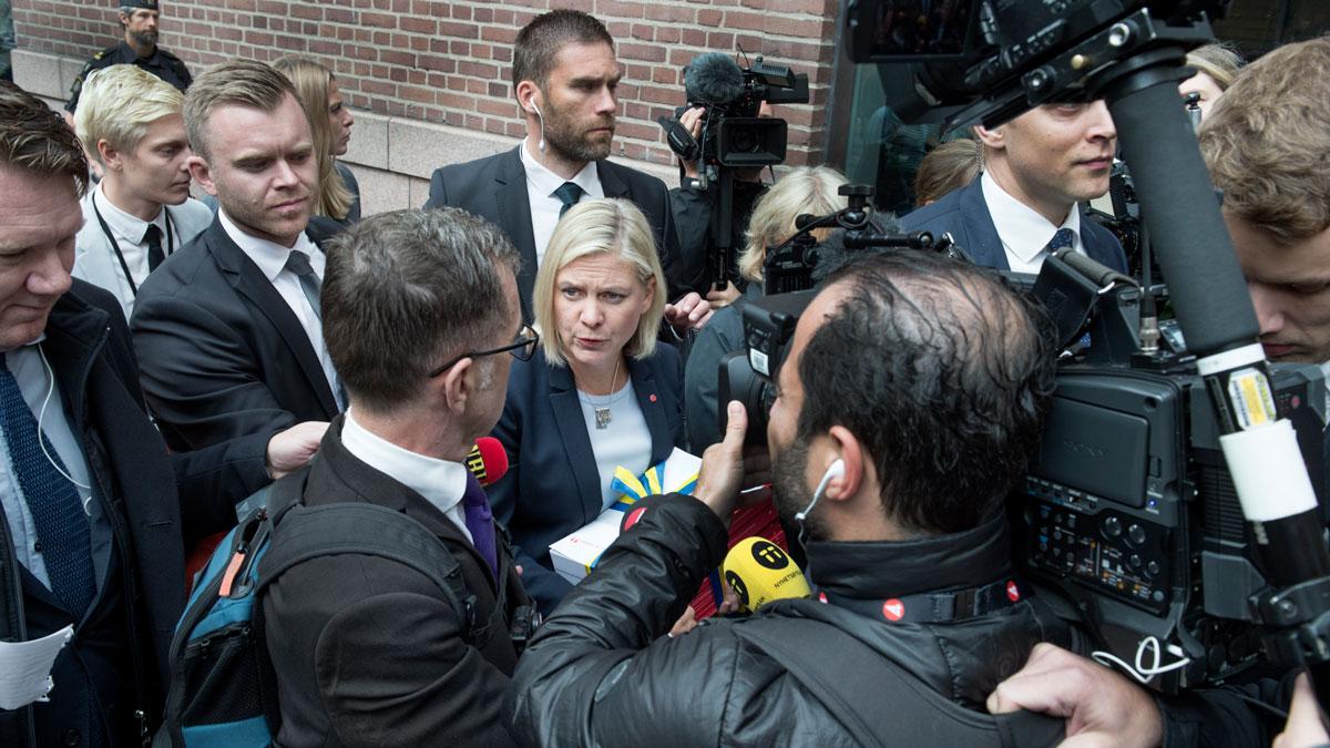 Finansminister Magdalena Andersson (S) omgiven av massmedier under den klassiska budgetpromenaden från finansdepartementet till riksdagen. (Foto: TT)