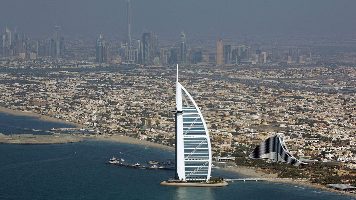 Lyxhotellet Burj Al Arab i Dubai är femma på listan i artikeln över världens högsta hotell. (Foto: TT)