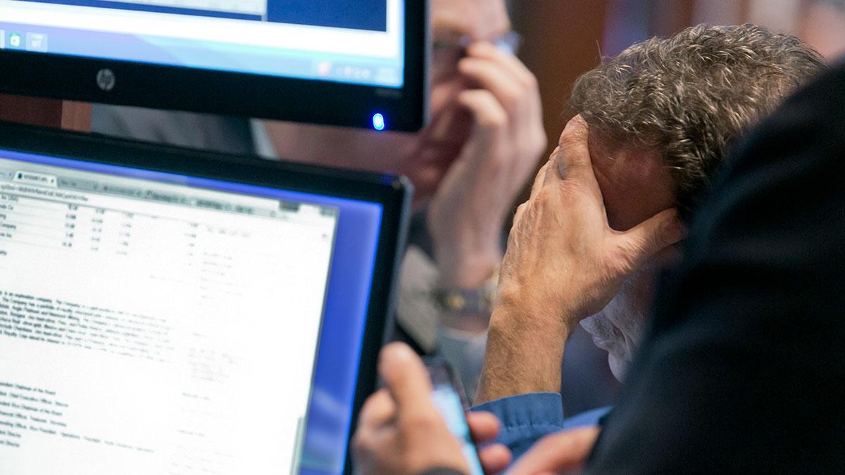Hufvudstadens C-aktie är handelsstoppad på börsen efter ett dramatiskt kursfall. Bilden är från Wall Street. (Foto: TT)