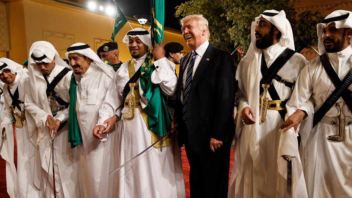 Kort efter Donald Trumps besök i Riyadh (bilden) den 21 juni i år pekades Qatar ut som skyldigt till stöd för grupper som IS och al-Qaida. Saudiarabien har initierat blockaden mot Qatar och kan enligt PS krönikör i slutändan bli dess förlorare. (Foto AP/TT)