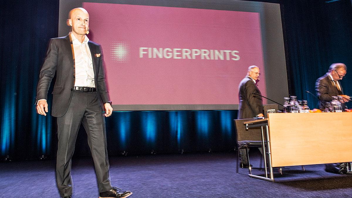 Till vänster i bild syns Fingerprint Cards vd Christian Fredrikson. (Foto: TT)
