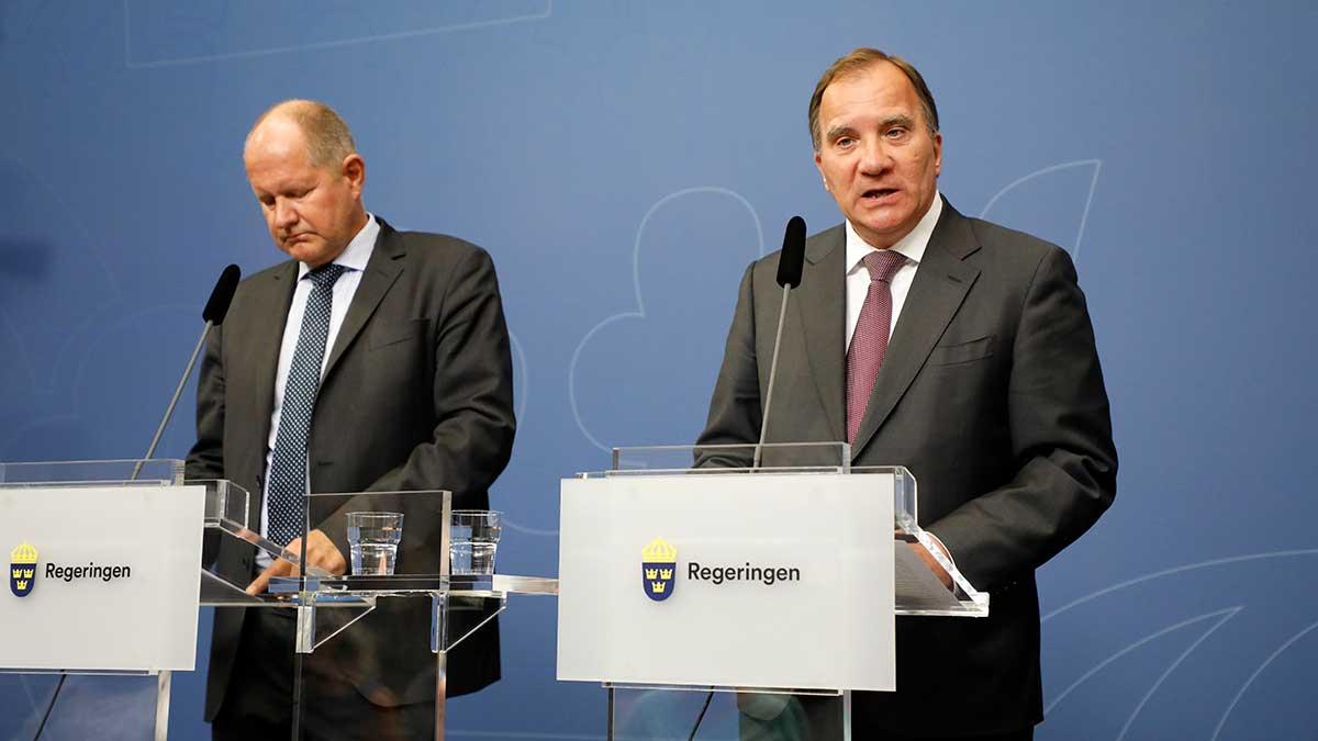 Myndigheten för samhällsskydd och beredskaps (MSB) generaldirektör Dan Elisasson och statsminister Stefan Löfven (S) lämnade på fredagen en lägesinformation med anledning av de pågående skogsbränderna. (Foto: TT)