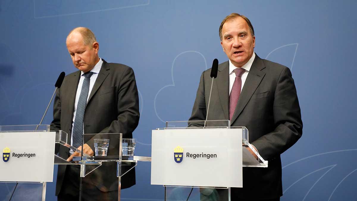 Myndigheten för samhällsskydd och beredskaps (MSB) generaldirektör Dan Elisasson och statsminister Stefan Löfven (S) lämnade på fredagen en lägesinformation med anledning av de pågående skogsbränderna. (Foto: TT)