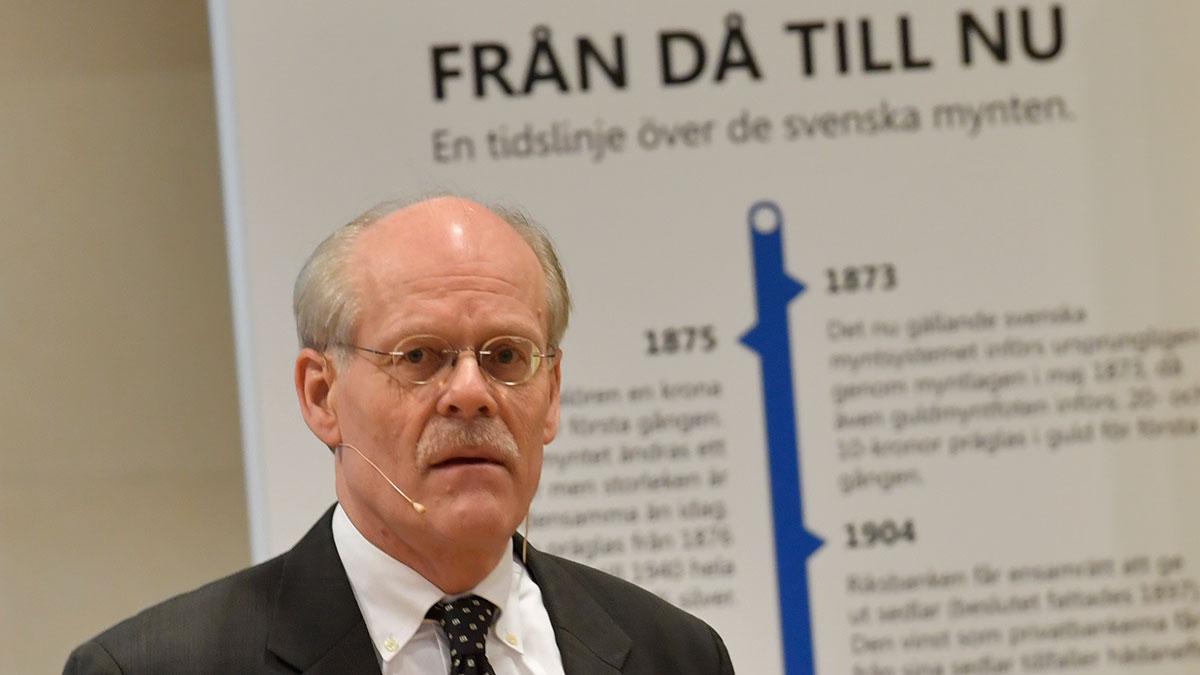 Swedbank varnar för fallande bostadspriser om riksbanken med riksbankschefen Stefan Ingves (bilden) väntar för länge med att höja räntan. (Foto: TT)