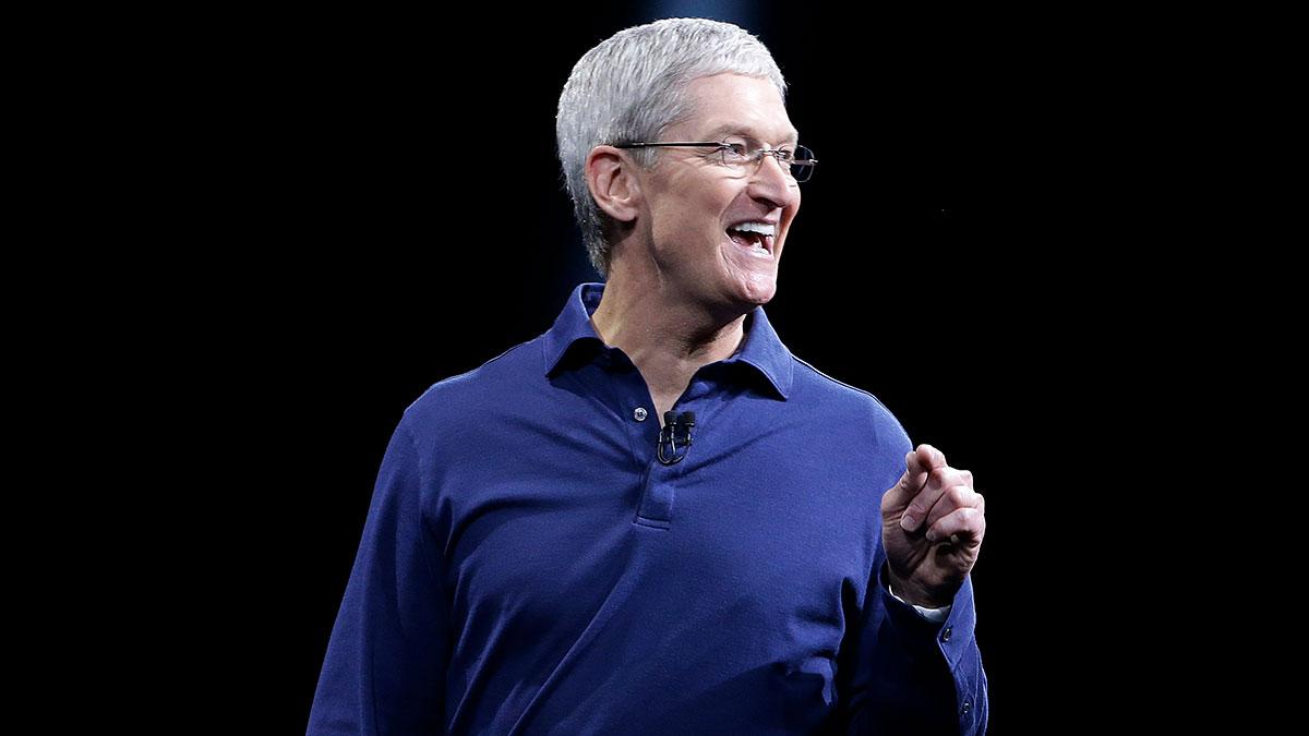 Applebossen Tim Cook har förstås skäl att se glad ut. Teknikjättens börsvärde passerade på onsdagen hisnande 2 000 miljarder dollar. (Foto: TT)