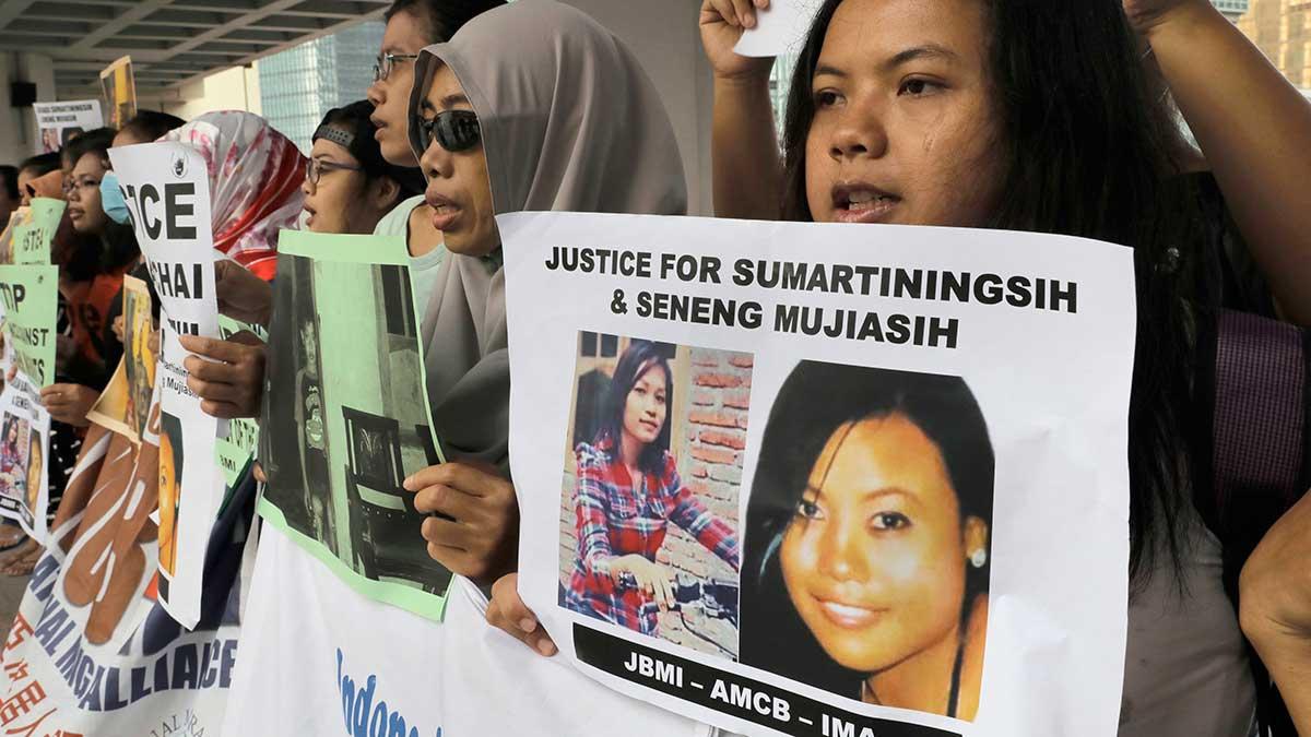 Demonstranter utanför Högsta domstolen i Hongkong där den 31-årige bankmannen fälldes för dubbelmord på de båda indonesiska kvinnorna och dömdes till två livstidsstraff. (TT)