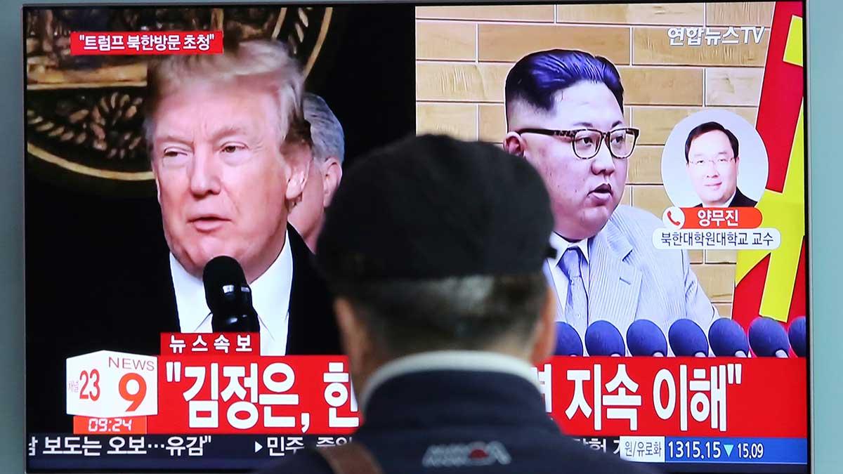 Nordkoreas ledare Kim Jong Un har bjudit in USA:s president Donald Trump för ett möte i slutet av maj. Enligt Sydkoreas nationella säkerhetsrådgivare Chung Eui-Yong har Kim Jong-Un gått med på att avbryta robot- och kärnvapenprov och en kärnvapennedrustning. (Foto: TT)