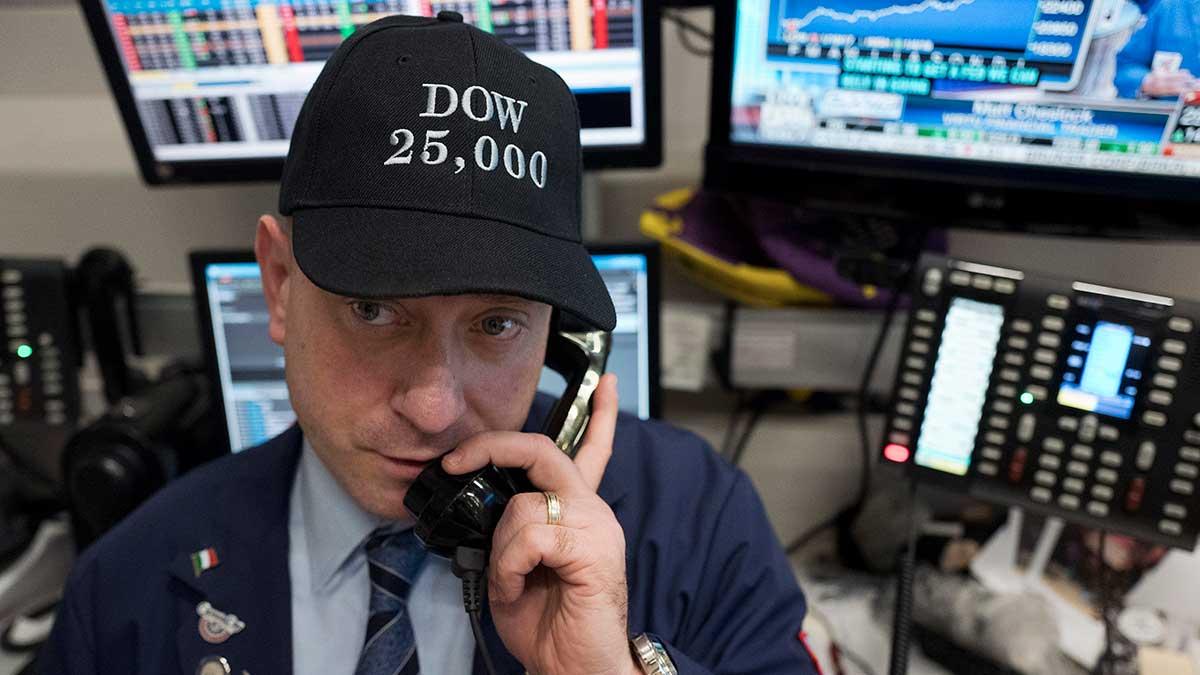 NY-börsen stängde nedåt trots starka BNP-siffror. Bilden är tagen vid ett tidigare tillfälle på Wall Street. (Foto: TT)