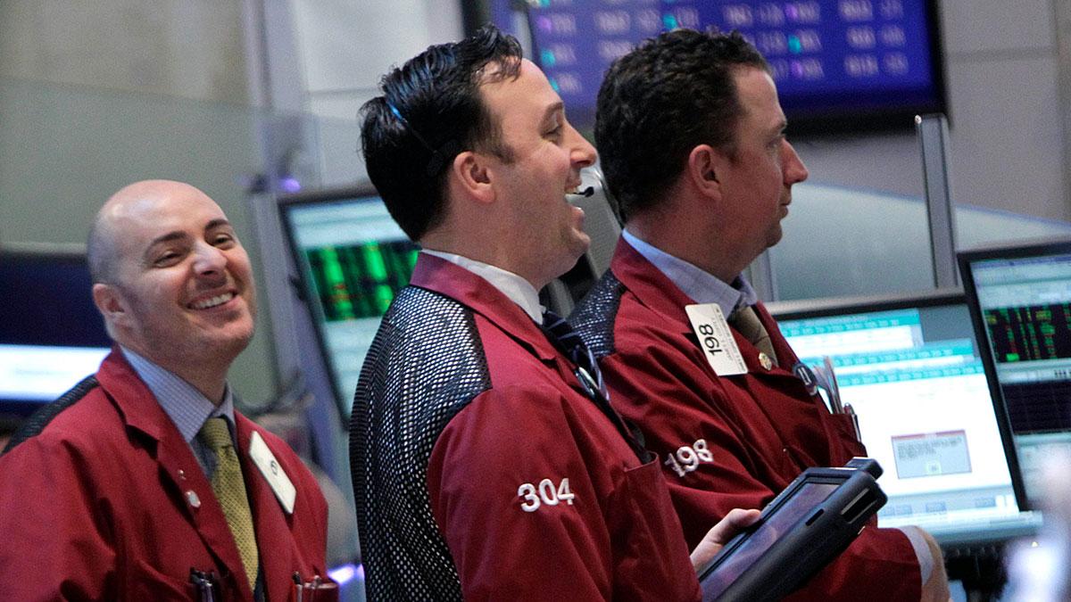 Börsveckan blandar och ger och har bland annat hittat tre köpvärda aktier. Bilden är från Wall Street. (Foto: TT)