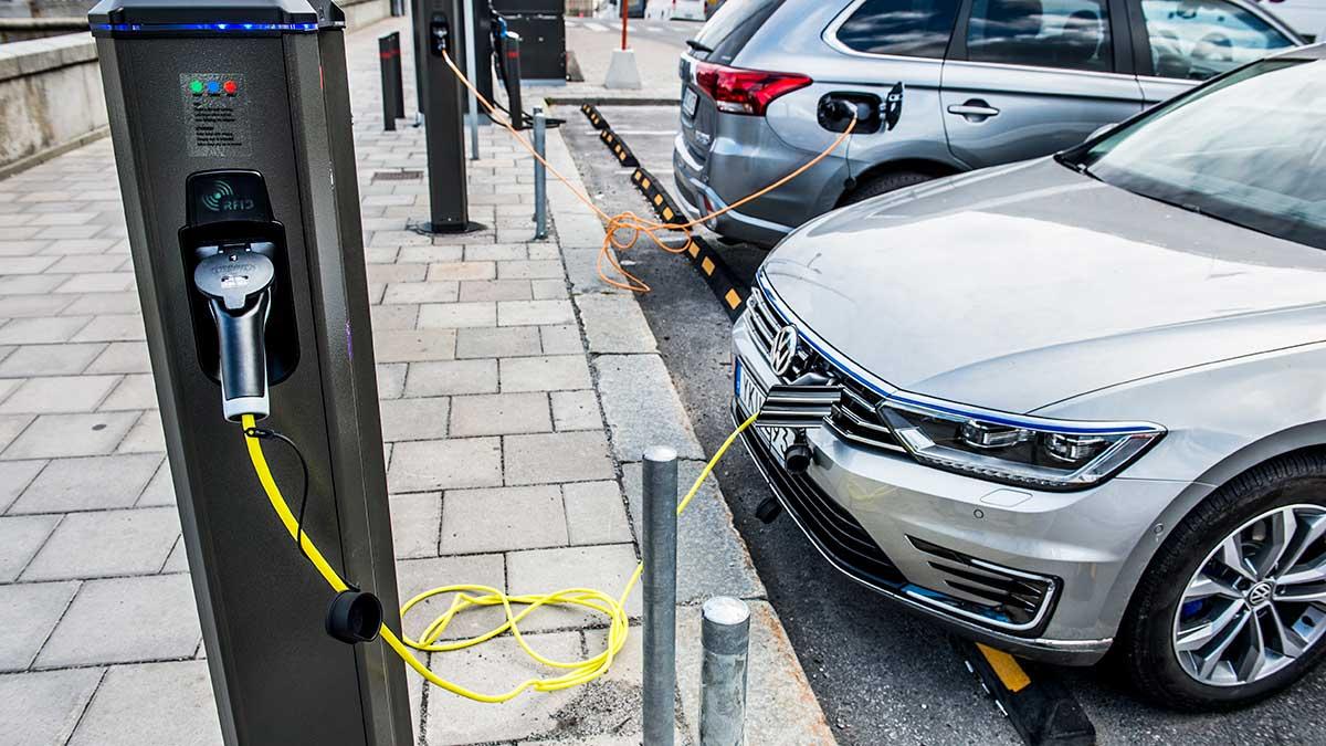 Många svenskar låter bli att köpa en ny elbil på grund av avsaknaden av laddmöjligheter i anslutning till hemmet. (Foto: TT)