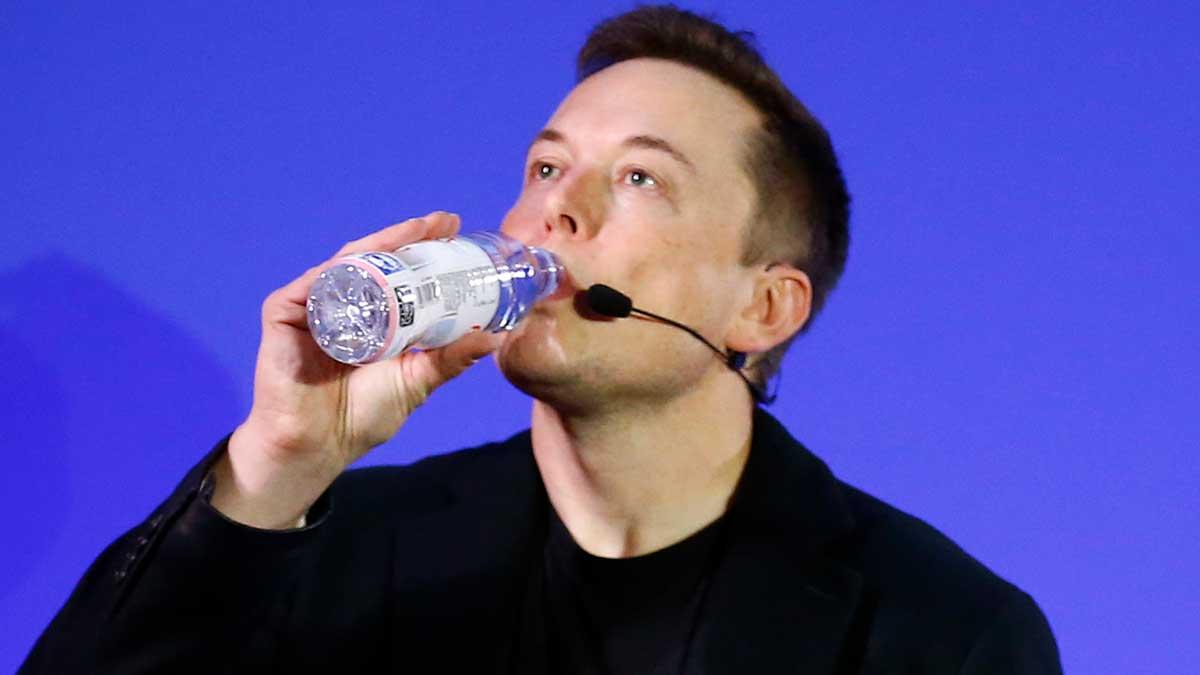 Elbilsbjässen Teslas vd Elon Musks stäms av den amerikanska finansinspektionen för sin tweet om utköp från börsen. Dessutom pågår en brottsutredning som kan sluta med fängelse. (Foto: TT)