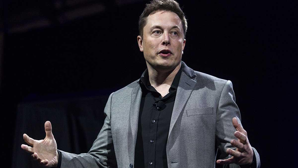 Teslabossen Elon Musk släpper en leveransprognos på Twitter. (Foto: TT)