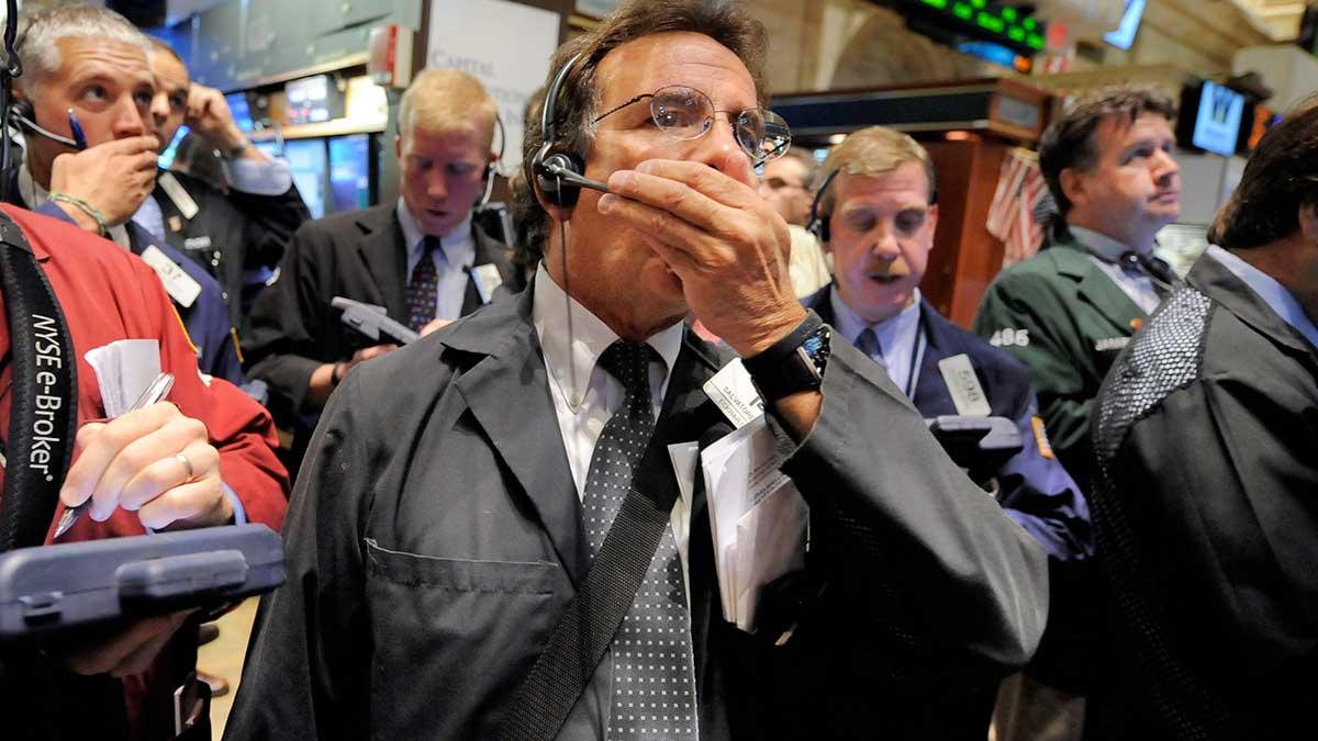 Stockholmsbörsen har stoppat handeln i Fingerprint Cards aktier och andra instrument kopplade till aktien. Orsaken som uppges är insiderinformation som inte har publicerats av bolaget. Samtidigt rusar Pledpharma på en köprekommendation. (Foto: TT)