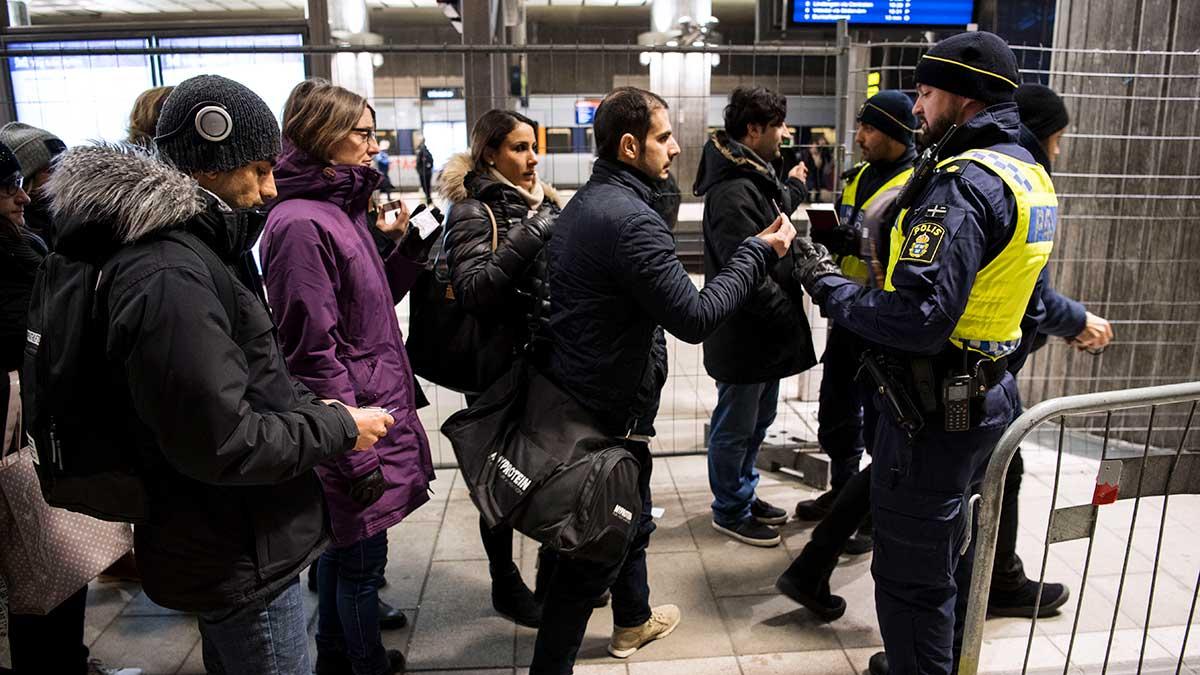 Resande uppmanas alltid ha med pass eller id-kort – även till länder inom Schengenområdet och i Norden. (Foto: TT)