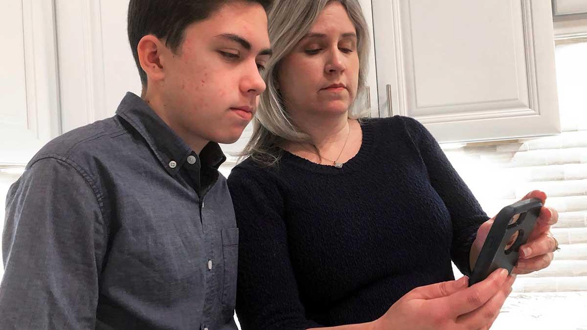 14-årige Grant Thompson och hans mamma Michele slog larm till Apple om Facetime-buggen och kan nu se fram mot en ersättning. (Foto: TT)