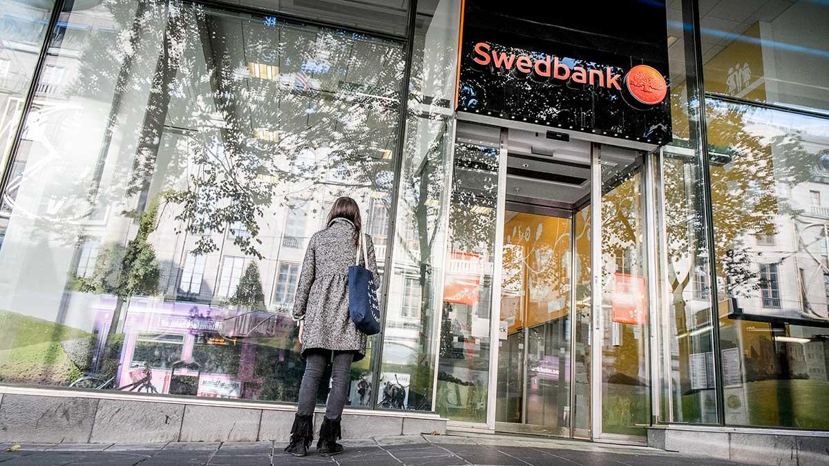 Småspararna tankar nu aktier i Swedbank vars aktie rasat efter avslöjandet om misstänkt penningtvätt. Bilden är tagen i ett annat Swedbank-sammanhang. (Foto: TT)