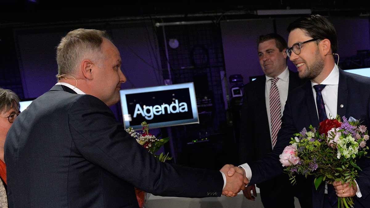 Vänsterledaren Jonas Sjöstedt skakar hand med SD-ledaren Jimmie Åkesson efter en partiledardebatt. De båda partierna