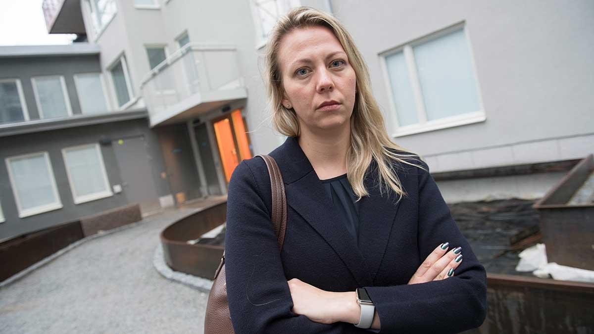 Diplomaten Aline Younes vägrar flytta och kvar med hyran står kontraktsägaren Hanna Emami