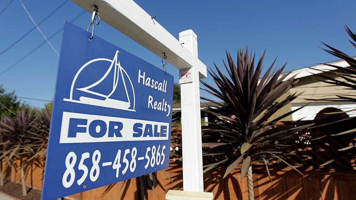 Fitch räknar med att huspriserna i USA blir stabila i år. På bilden är ett hus i San Diego till salu. (Foto: TT)