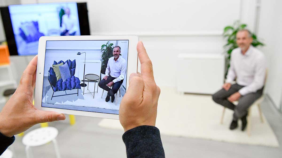 På bild: IKEA Inters vd Torbjörn Lööf fotograferad sittandes på en äkta stol bredvid ett virtuellt bord