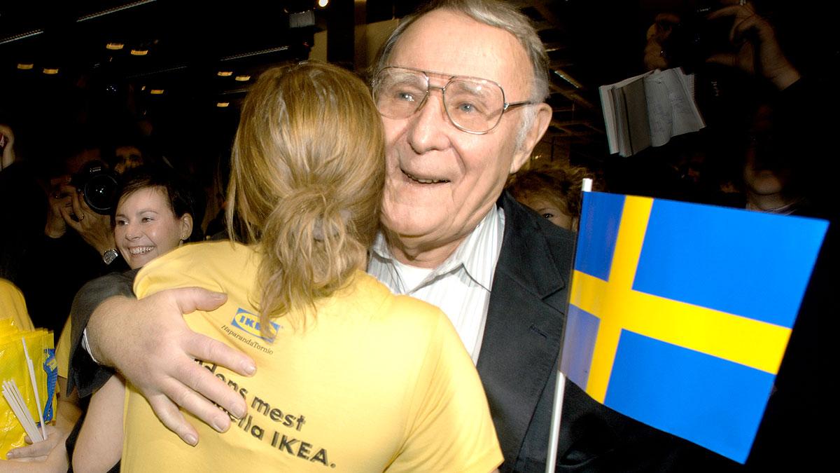 Ingvar Kamprad blir staty i Älmhult. En nioårig flicka står som formgivare och berättar att tanken med statyn är att Ikeagrundaren ska få krama besökarna. (Foto: TT)