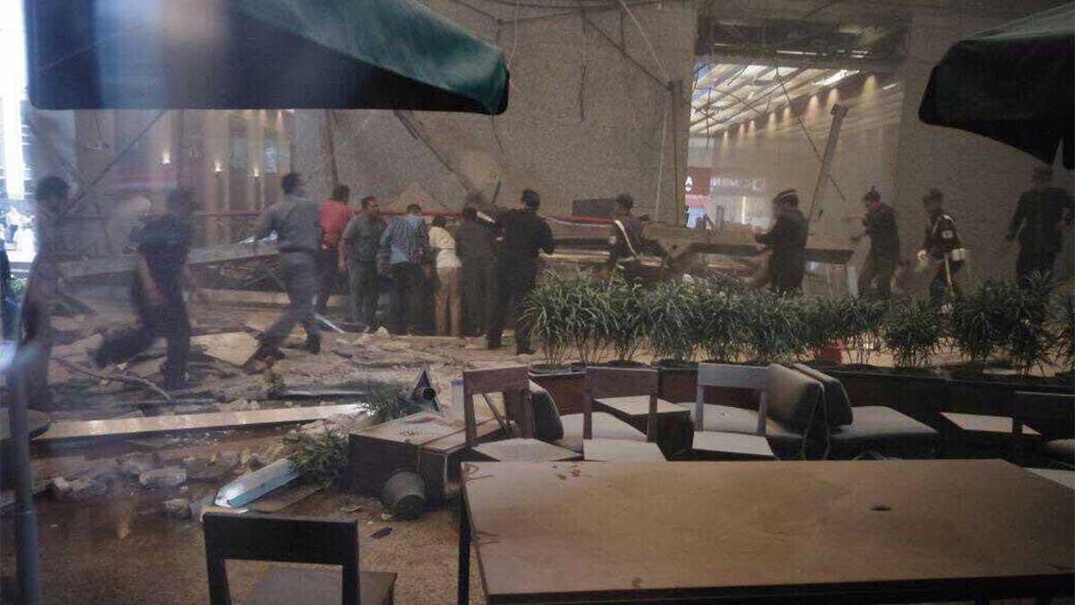 Runt ett dussintal personer har skadats i samband med att en struktur gett vika inom den byggnad där Jakartabörsen huserar.